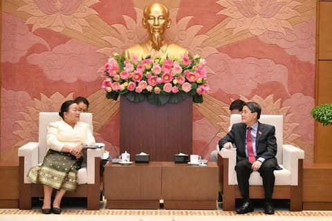 NA Vice Chairman receives Vientiane leader