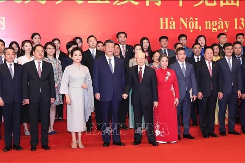 Vietnamese, Chinese leaders meet with intellectuals, young people 