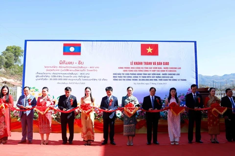 Vietnamese corporation presents apartment building to Lao province