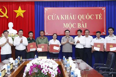 NA Chairman visits Moc Bai International Border Gate