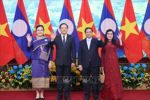 Vietnamese, Lao Prime Ministers hold talks