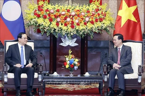 State President hosts Lao Prime Minister in Hanoi
