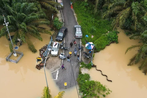 Heavy floods force nearly 10,000 to evacuate in Malaysia