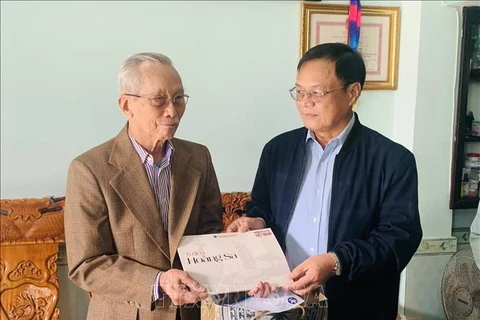 Authorities visit, present gifts to Hoang Sa witnesses