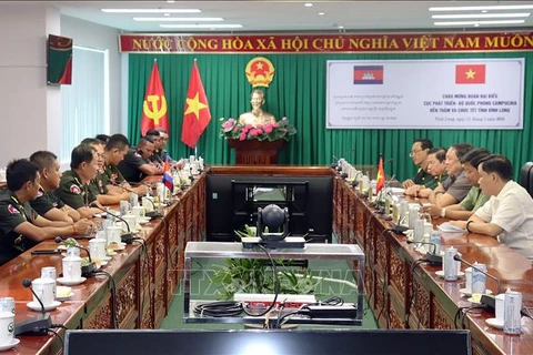 Cambodian delegation extends New Year greetings in Vinh Long