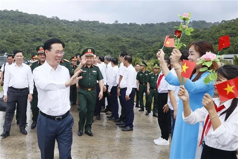 President pays pre-Tet visit to people, soldiers in Kien Giang