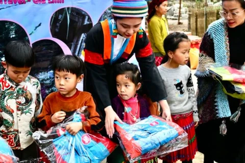 Vietnamese beauties bring warm Tet to OVs, border residents