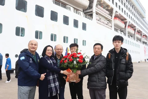 Cruise ship brings 400 tourists to Ha Long Bay