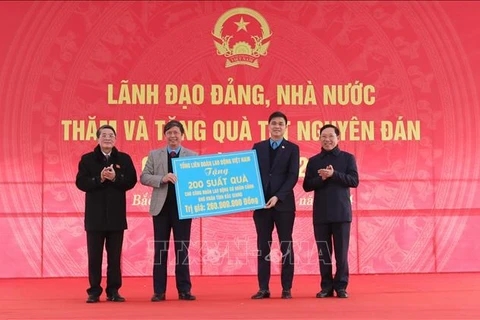 Officials pay pre-Tet visits to Bac Giang, Hung Yen, Yen Bai
