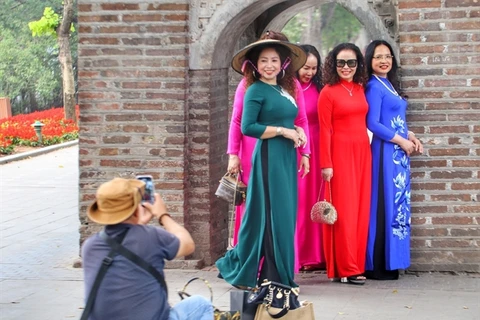 Billions of VND spent on ao dai online for Tet holidays