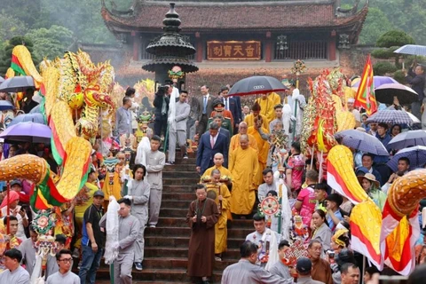 Huong Pagoda Festival hosts 30,000 visitors on opening day