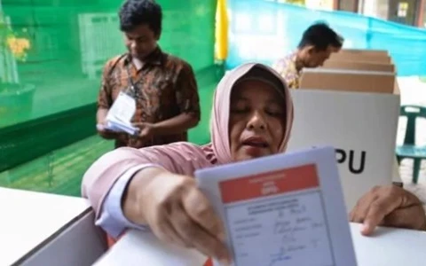Indonesia compensates electoral officials who die on duty