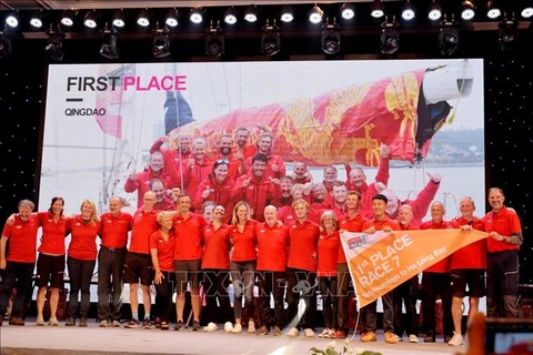 Quang Ninh promotes tourism, awards Clipper Race teams