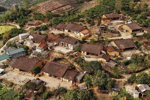 Nung ethnic hamlet attracts tourists with traditional rammed earth houses