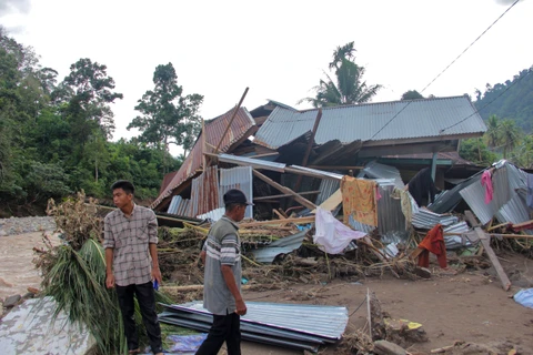 Indonesia floods, landslide kill 19, seven missing