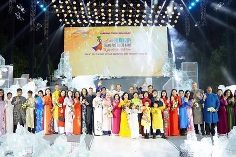 Beauty of ‘ao dai’ promoted to international friends