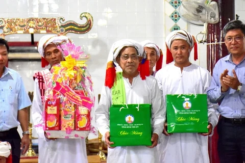 Binh Thuan's leaders extend greetings to Cham Bani people on Ramuwan Festival