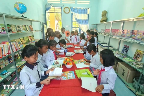 VNA presents nearly 1,000 books to Tuyen Quang students