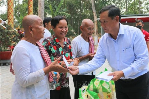 Poor Khmer households in An Giang given gifts on Chol Chnam Thmay Festival
