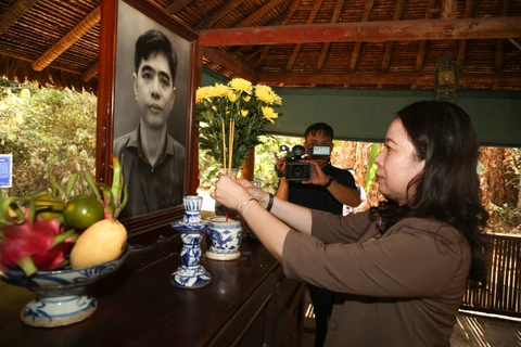 Acting President presents gifts to revolution contributors, border guards in Tay Ninh