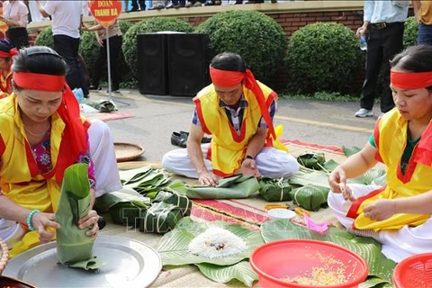 Rice cake cooking contest thrills visitors to Hung Kings Temple Festival