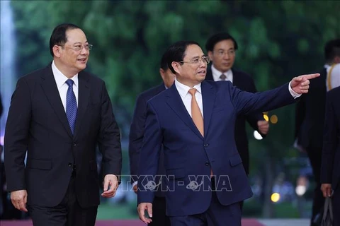 Vietnamese, Lao PMs join in working session in Hanoi