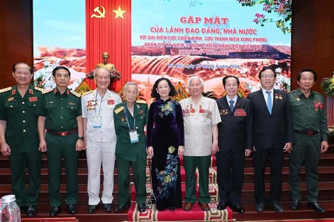 Dien Bien soldiers, youth volunteers meet in Hanoi