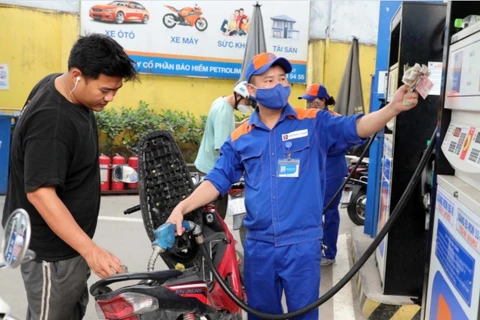 Petrol prices decrease slightly on April 25