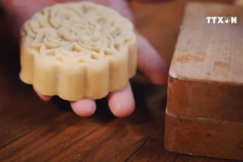 Craft village keeps mooncake mould making alive