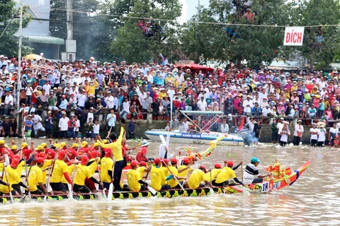 Ngo boat racing in the Mekong Delta kicks off