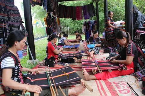 Ta Oi women keep traditional brocade weaving alive