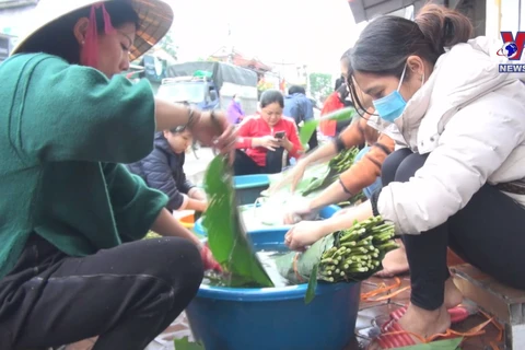 People cooking glutinous rice cakes for those in flood-hit areas