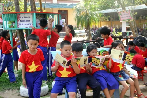 To effectively develop the reading movement in the community, at first, it is necessary to promote the reading habit among students (Photo: VNA)