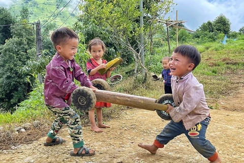 The simple joy of children in mountainous northwestern region