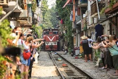 Railway coffee shops in the famous 'Train Street' officially closed