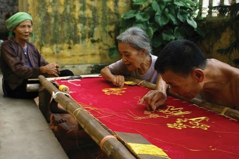 Visit Quat Dong traditional embroidery village