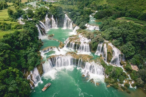 Ban Gioc Waterfall - A wonder in the border area