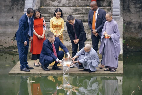 US Ambassador to Vietnam participated in the traditional Kitchen Gods ritual