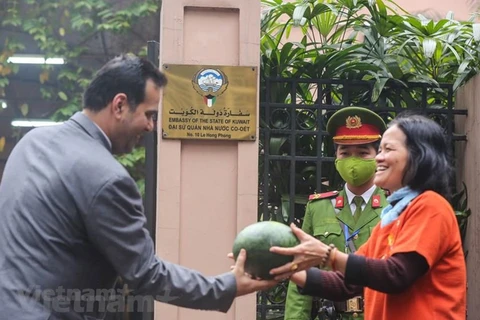 The Kuwait's Embassy gave out free watermelons to help Vietnamese farmers