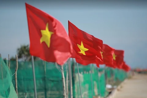 3.000 national flags are given to Ly Son fishermen to reach out the sea