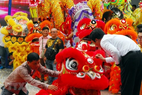 Vietnamese dragon dancers delights crowds with strength and passion