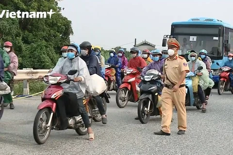 Hanoi Traffic Police support thousands of people on their way home by motorbike