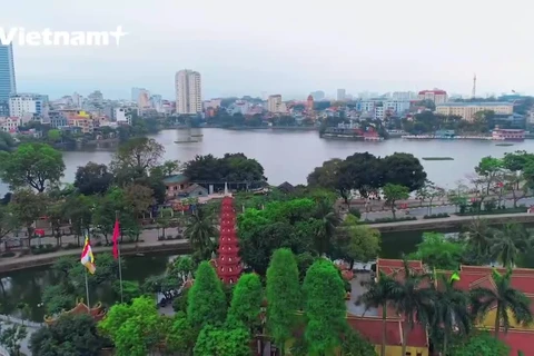 Hanoi decorated with flags and flowers to celebrate the holidays of April 30 and May 1