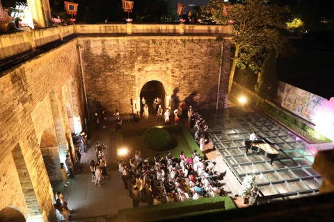 What makes night tours at historic sites appealing to visitors?