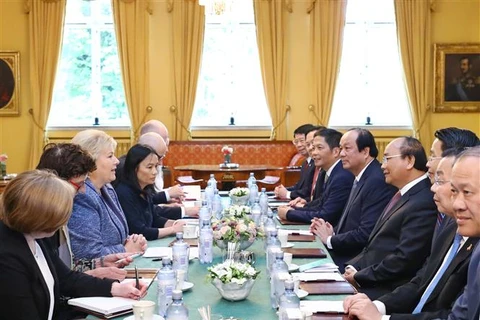 Vietnamese, Norwegian PMs hold talks