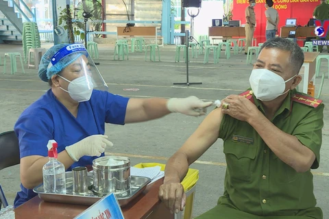 HCM City begins administering Covid-19 booster vaccine shots