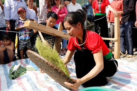 Tu Le young sticky rice flake festival honours traditional culture