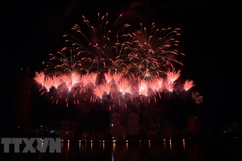 French, Canadian teams compete at fireworks festival