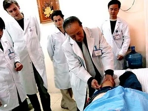 Vietnam trains Mexicans in acupuncture
