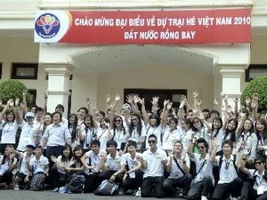 Young overseas Vietnamese campers head home 